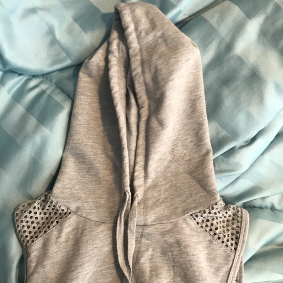 Sleeveless workout hoodie - Picture 2 of 3